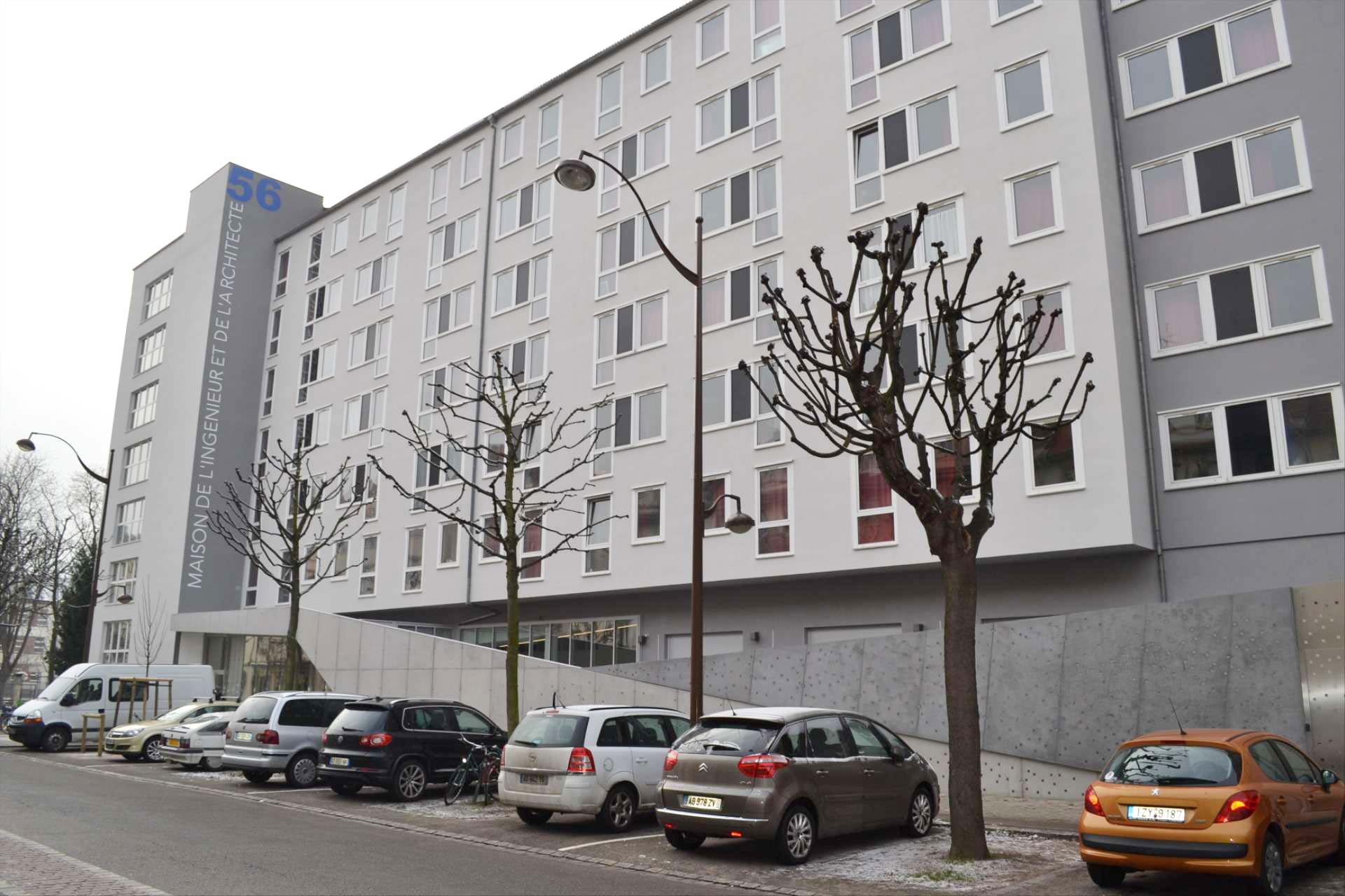 La façade côté boulevard d'Anvers La façade côté boulevard d'Anvers